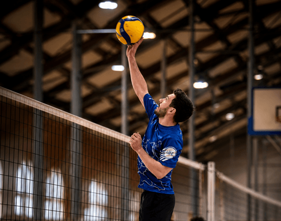 Volleyballspieler beim Anspielen in der Halle